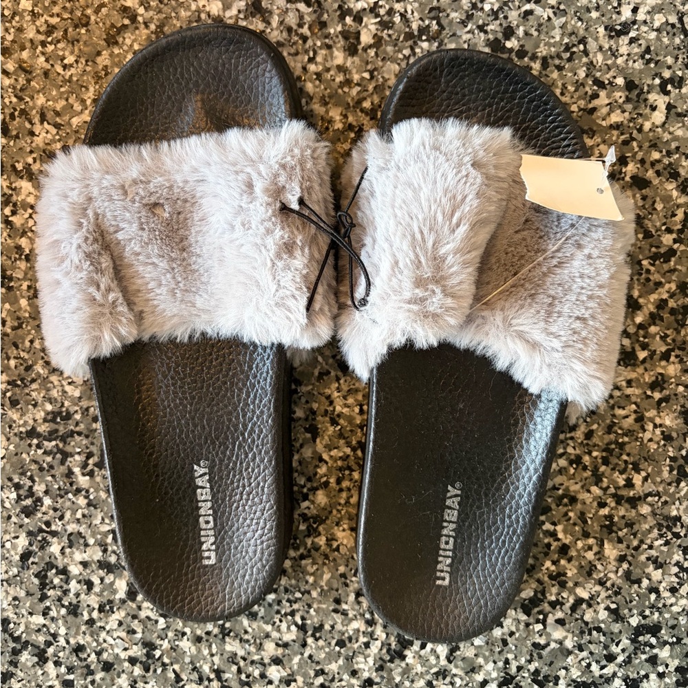 UNIONBAY Women's Black and Gray Fuzzy Slippers